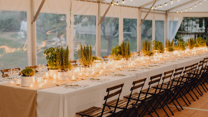 Table éclairée à la bougie