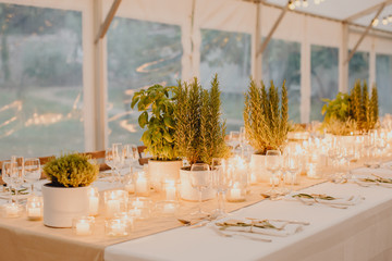 Table éclairée à la bougie