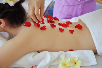 Obraz na płótnie Canvas Masseuse prepare to do oriental spa procedure, relaxing massage for woman