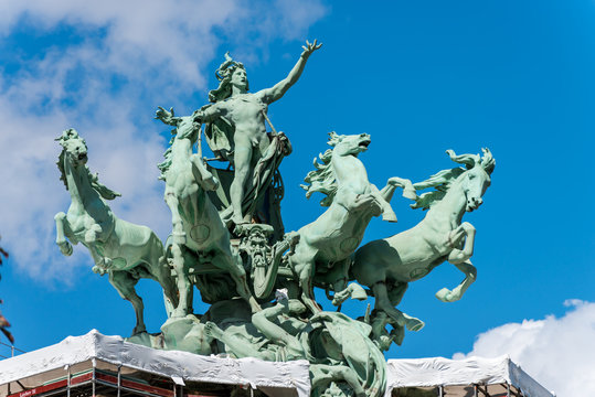 The L'Harmonie Triomphant de la Discorde （Triumphant Harmony of Discord）statue on the Grand Palais in Paris