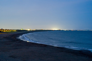 美しい湾曲ビーチと都市の明かり