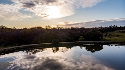Obraz premium Morning over a rural countryside pond in Nebraska during autumn