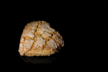 Galletas corazón de canela sobre fondo negro