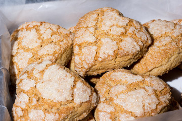 Galletas corazón de canela sobre fondo negro