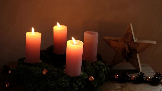 flackernde Kerzen zum 3. Advent