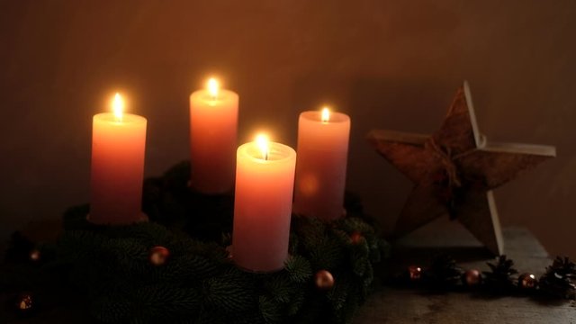 flackernde Kerzen zum 4. Advent