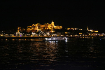 ブダペストのブダ城とドナウ川の夜景