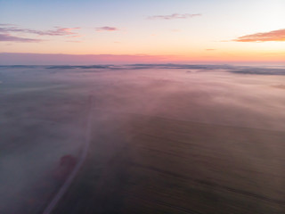 Mgła pole wschód słońca jesień mgliście