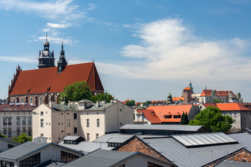 Wzgórze Wawelskie w Krakowie oraz dachy na Kazimierzu w słoneczny dzień, Polska © danielszura