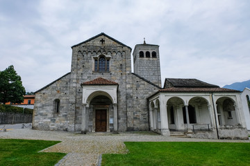 Fototapeta na wymiar ロカルノ サン・ヴィットーレ教会