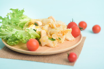 Kuaitiao khua kai, stir fried rice noodles chicken with fresh iceberg and tomato