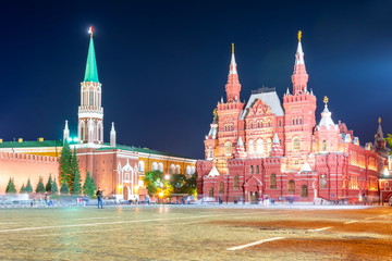 Obraz premium State Historical Museum on Red square and Moscow Kremlin towers at night, Russia
