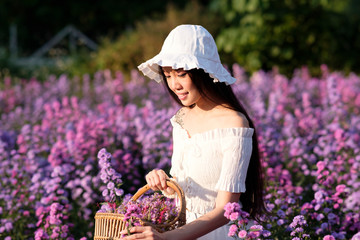 Obraz premium young woman with basket of flowers