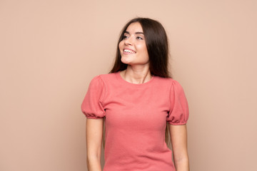 Obraz premium Young woman over isolated background laughing and looking up