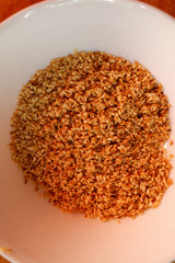 Biała miska z prażonym sezamem