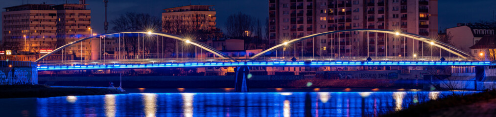 podświetlony na niebiesko most w Opolu © Henryk Niestrój