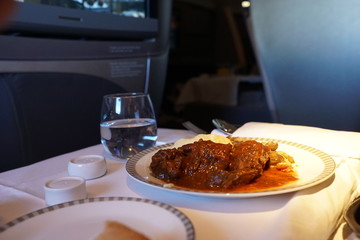 First Class Essen im Flugzeug