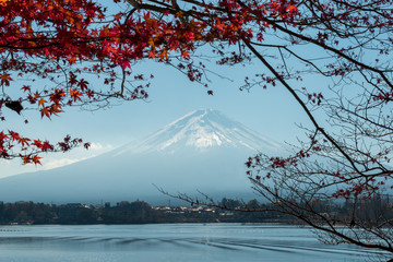 Der Fuji-san über dem Kawaguchi-See von der Stadt Fujikawaguchiko aus