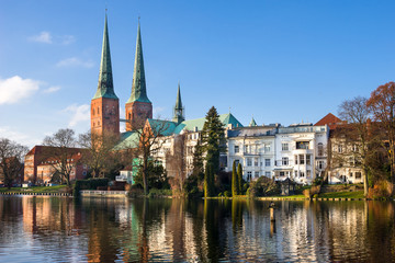 Fototapeta premium Lübeck Ufer Mühlenteich Dom sonnig entzerrt