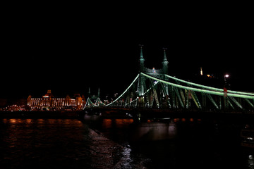 Obraz premium Liberty Bridge in Budapest at night. 
