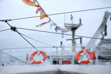 Schiff mit Rettungsringen und Leinen