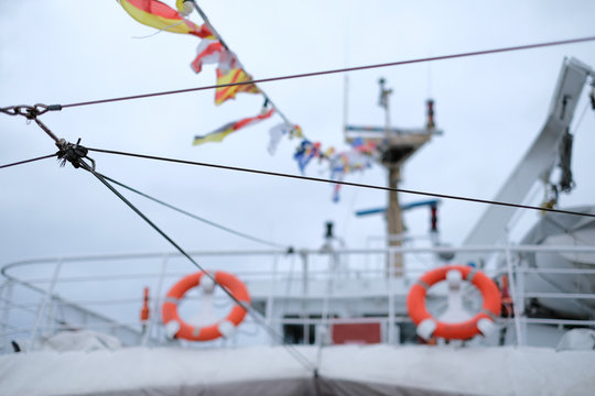 Schiff mit Rettungsringen und Leinen