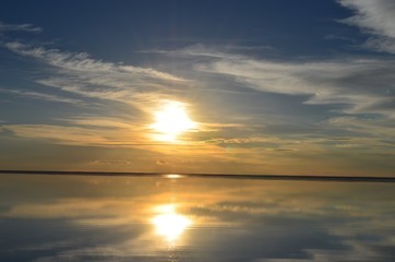 Naklejka premium 夕暮れのウユニ塩湖