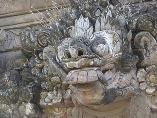 Sculpture sur pilier tête de dragon