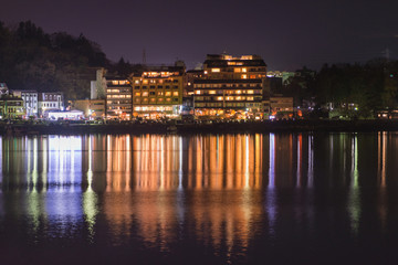 Fototapeta na wymiar Die Stadt Fujikawaguchiko über dem Kawaguchi-See bei Nacht