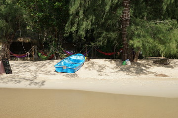 Kleines Motorboot am Strand