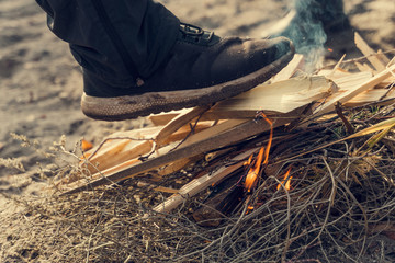 Obraz premium cross stepping on a bonfire