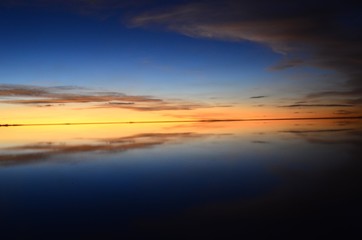 ウユニ 塩湖 鏡張り 絶景 夕方