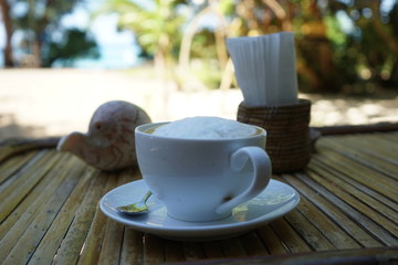 Tasse Cappuccino am Stran