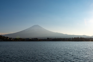Fototapeta premium Der Fuji-san über dem Kawaguchi-See von der Stadt Fujikawaguchiko aus