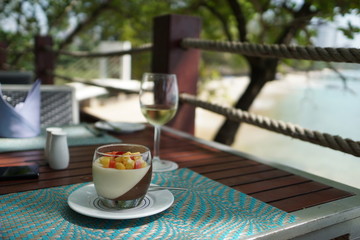 Dessert mit Schokolade und Vanille in einem Strandrestaurant