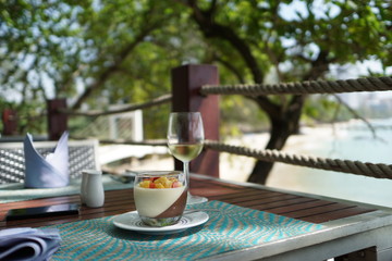 Dessert mit Schokolade und Vanille in einem Strandrestaurant