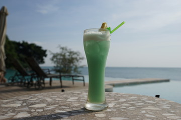 Grüner Cocktail am Strand