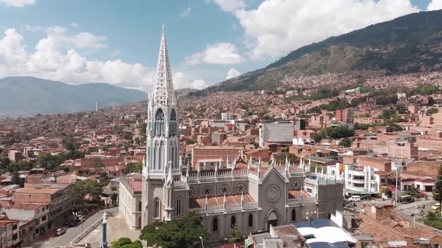 Vista aerea (Iglesia del Se&ntilde;or de las Misericordias) en Medell&iacute;n, Colombia. V1