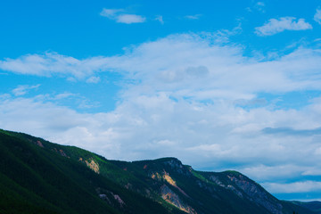 Obraz premium mountain valley under cloudy sky, rock ridge on horizon, hiking in mountains, rest and meditation in nature