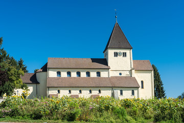 Fototapeta na wymiar Kirche St. Georg auf der Insel Reichenau im Bodensee