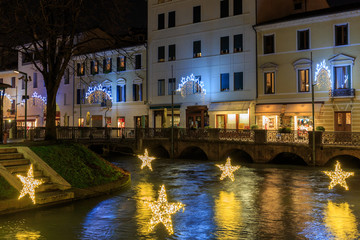 Fototapeta na wymiar Stelle e luci di natale a Treviso, zona Pescheria