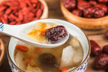 Peach gum snow saponin rice sugar water，Stewed peach gum with Sydney，Chinese traditional tonic