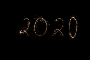 Obraz na płótnie Canvas Jahreszahl 2020 bei einer Langzeitbelichtung mit Wunderkerzen in die Luft geschrieben