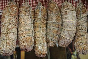 Le soppresse, salumi appesi come da tradizione