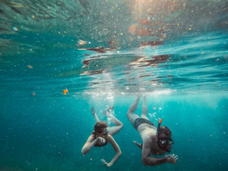 Father and daughter snorkeling in a tropical water - obrazy, fototapety, plakaty