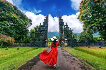 Abwaschbare Fototapete Bali Frau zu Fuß am großen Eingangstor, Bali in Indonesien.