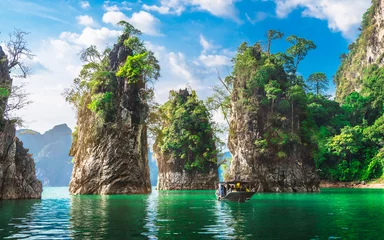 Fotobehang Prachtige natuur schilderachtige landschap uitzicht rots berg Khao Sok nationaal park met boot voor reizigers, Aantrekkelijke beroemde populaire plek in Thailand, Bestemmingen Landschap Azië, Water reizen avontuurlijke reis © day2505