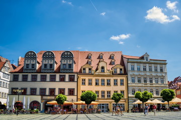 naumburg, deutschland - marktplatz mit historischer häuserzeile in der altstadt