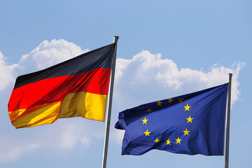 Deutsche und europäische Flagge wehen im Wind