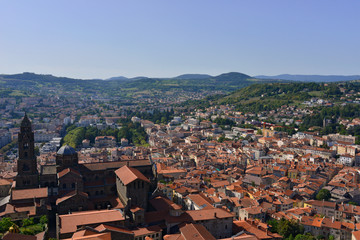 Plongée sur le Puy-en-Velay (43000) avec sa cathédrale Notre-Dame-du-Puy et son environnement,...